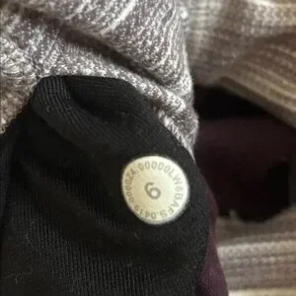 Pre-Loved Lululemon Align Crop *21" in Black Cherry - Women's Size 6 - Picture 6 of 6